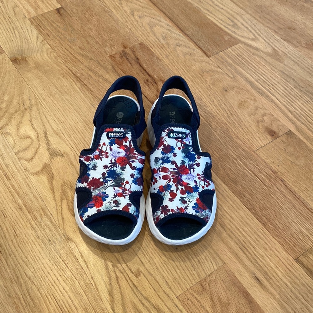 Comfy sandals size 8